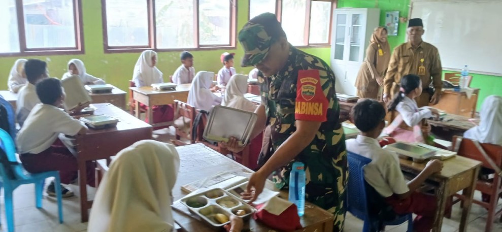Babinsa Koramil 06/Kateman Dampingi Program Makan Sehat Bergizi untuk Siswa Sekolah