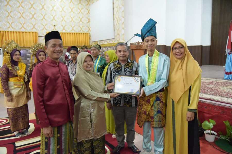 Mahasiswa Teknik Informatika Polbeng Raih Penghargaan Berprestasi dan Cumlaude