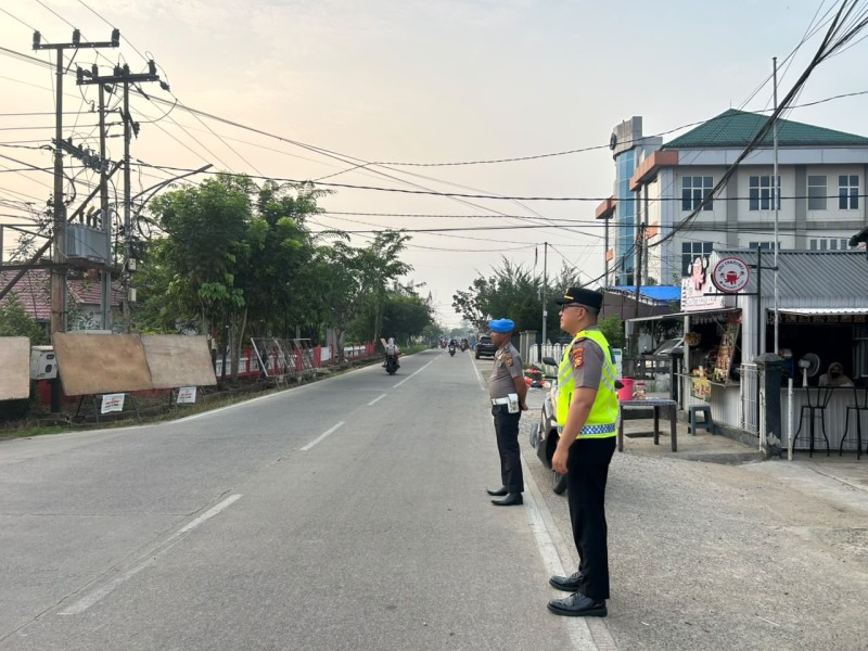 Wujud Pelayanan Polri, Kapolsek Tembilahan Turun ke Jalan Atur Lalu Lintas