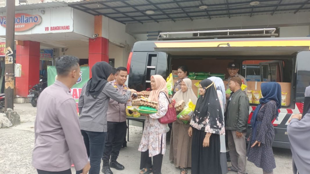 Polres Kampar Hadir Bantu Warga, Ribuan Kilogram Beras SPHP Dijual Murah di Pasar Ramayana Bangkinang dan Polsek Kampar!