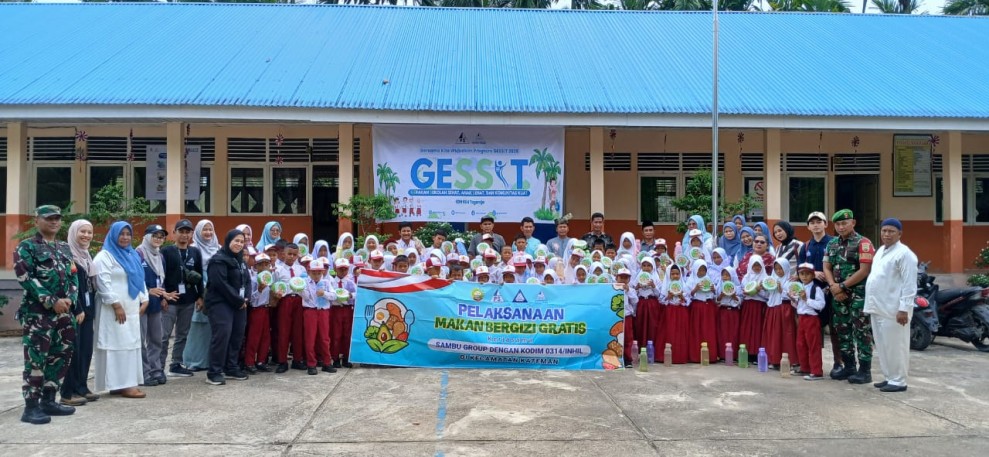 Babinsa Koramil 06/Kateman Hadiri Kegiatan MBG dan Gessit di SDN 004 Tagaraja