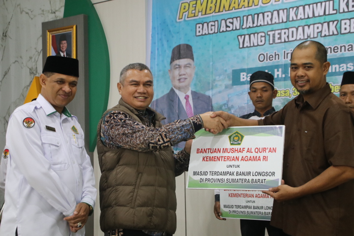 Kemenag Serahkan 2.000 Al-Qur’an untuk Masyarakat Terdampak Banjir di Sumatra Barat