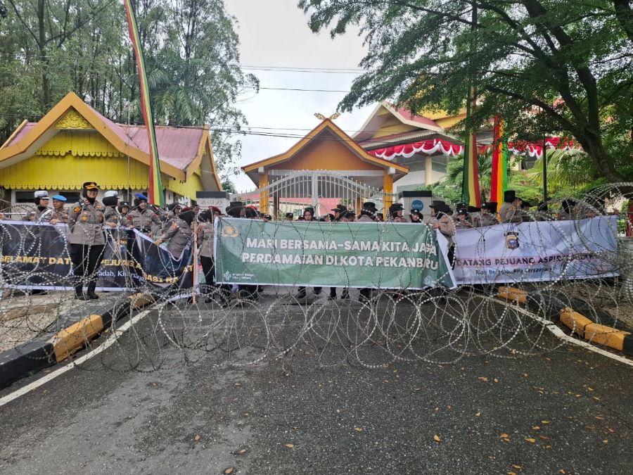 Kawat Berduri Dipasang di Gerbang Masuk DPRD Riau