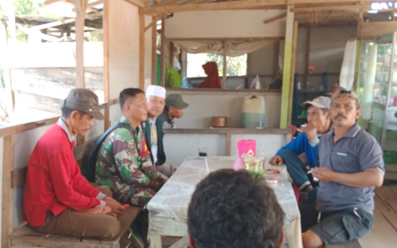 Pererat Silaturahmi dengan Warga, Babinsa Koramil 03/Sungai Sembilan Gelar Komsos di Sungai Geniot