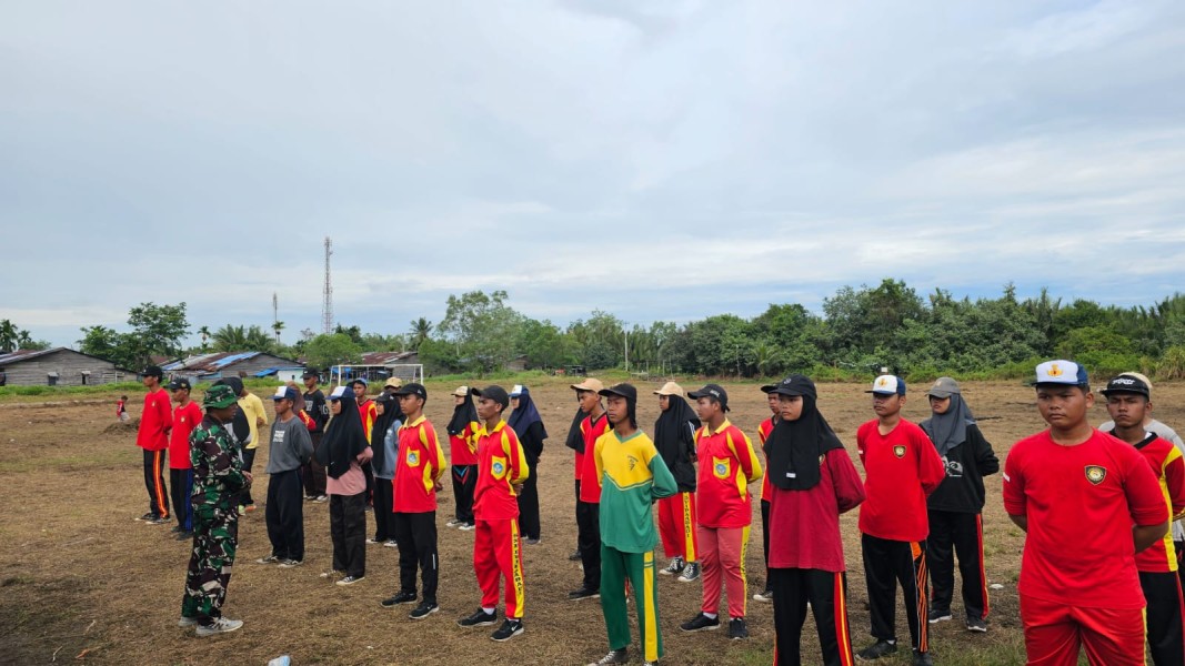Latih Calon Paskibraka di Desa Air Tawar, Babinsa Koramil 06/Kateman Tekankan Disiplin dan  Nasionalisme Sejak Dini