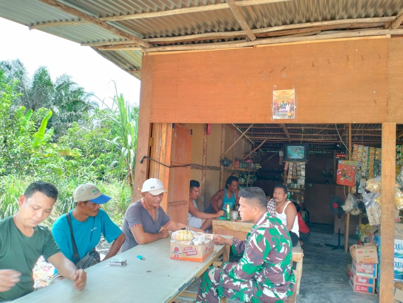 Babinsa Serma Risman Girsang Sosialisasikan Bahaya Narkoba di Kampung Sungai Selodang -