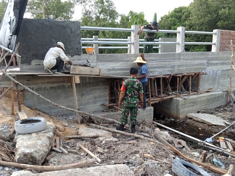 Pembangunan Jembatan Beton di Purnama Terus Dikebut, Babinsa Turut Dampingi