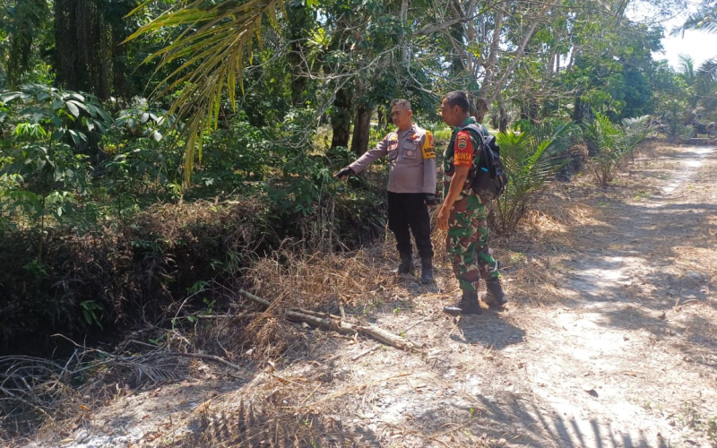 Terik Matahari, Babinsa Gurun Panjang Tetap Semangat Patroli Karhutla