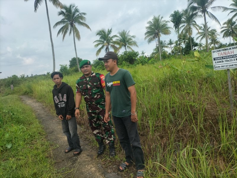 Antisipasi Kebakaran Lahan, Babinsa Koramil 06/Kateman Laksanakan Patroli Karhutla