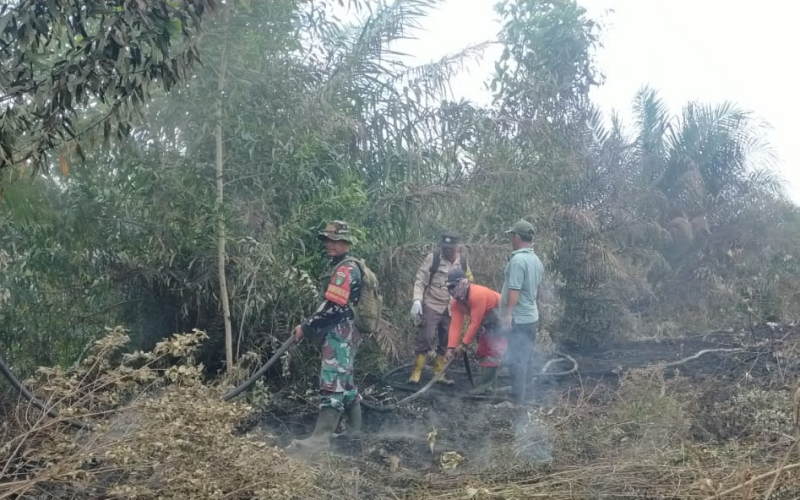 Babinsa Serda Iwan Sahputra Pimpin Pendinginan Karhutla Seluas Satu Hektare di Sungai Sembilan