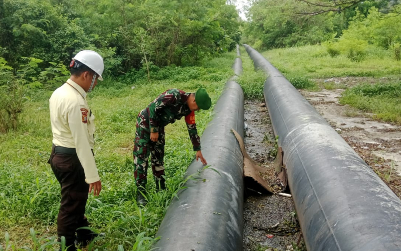 Perkuat Keamanan Objek Vital, Babinsa Dumai Patroli dan Sosialisasi di Jalur Pipa Minyak