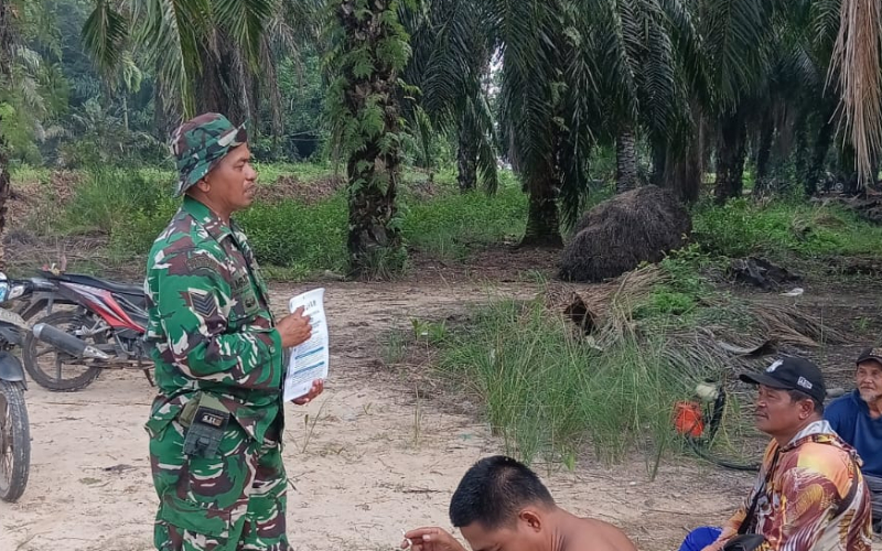 Babinsa Guntung Sebarluaskan Maklumat Forkopimda Riau, Ajak Warga Cegah Karhutla