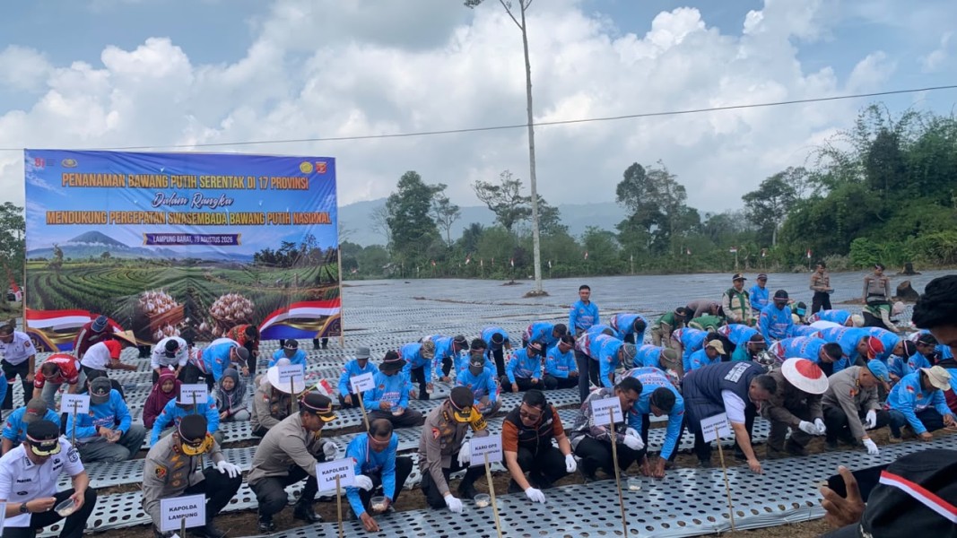 Kapolda Lampung Tanam Bawang Putih Bareng Kapolri, Dorong Ketahanan Pangan