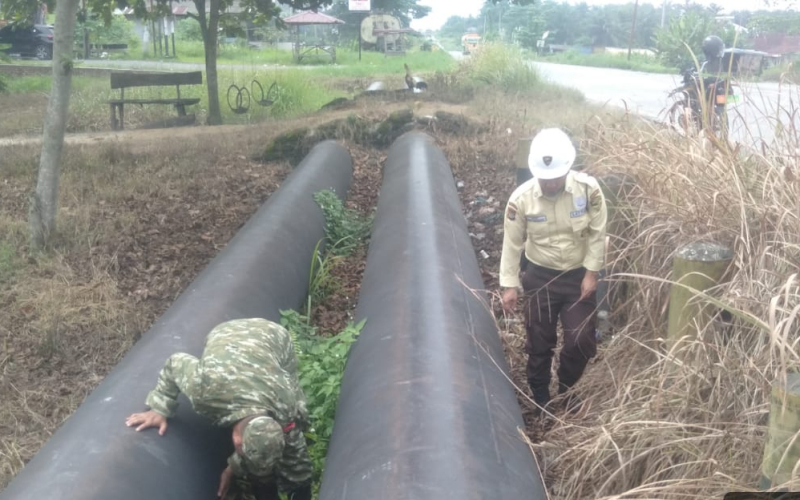Babinsa Koramil 02/BK dan Security PHR Sisir Jalur Pipa Minyak di Bukit Kapur