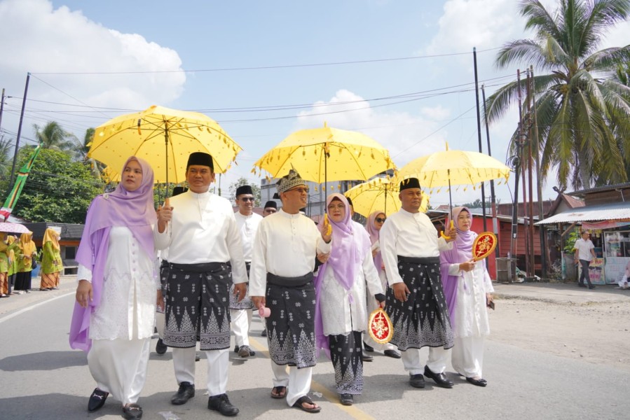 Bupati Afni Zulkifli Kawal Kafilah Siak di Pawai Ta'aruf MTQ XLIV Provinsi Riau