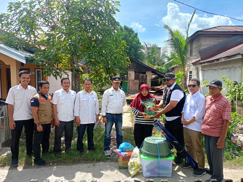 Cepat Tanggap! Baznas dan BPBD Serta Lurah Tembilahan Kota Salurkan Bantuan untuk Korban Kebakaran di Batang Tuaka