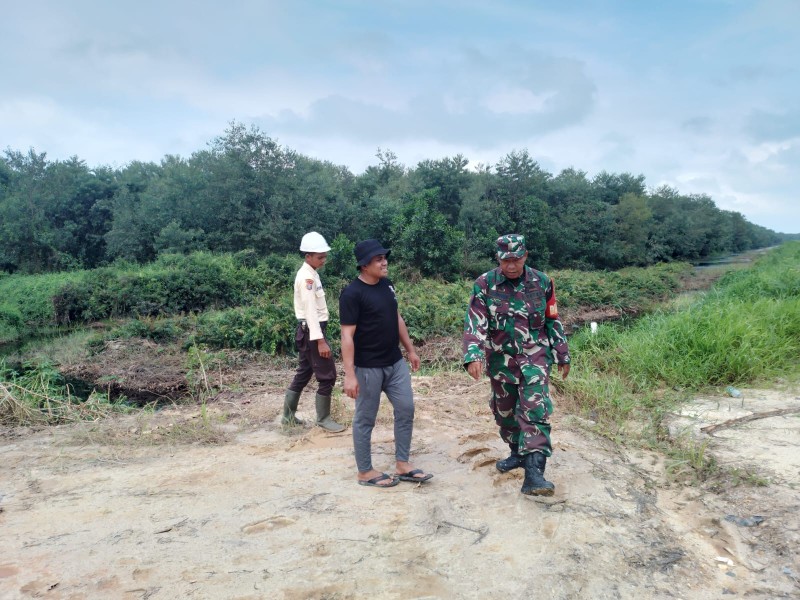Babinsa Pelda Benriyadi Laksanakan Patroli Karhutla di Wilayah Koramil 03/Minas