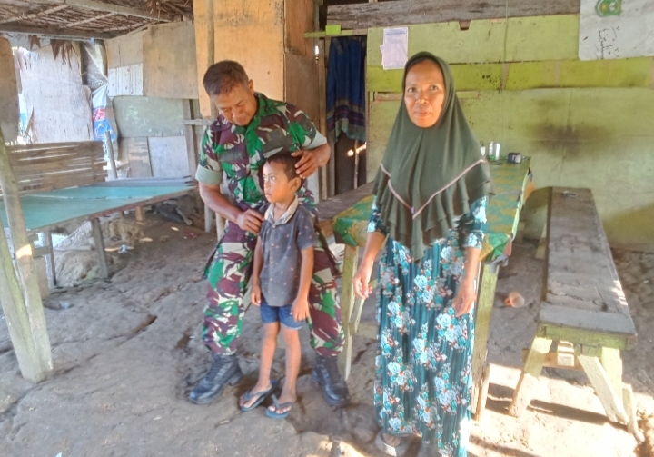 Sertu L. Syahdanur Lakukan Pengecekan Anak Stunting di Kampung Empang Pandan