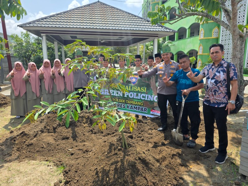 Polsek Tambang Gelar Sosialisasi Green Policing di Pesantren Az Zahra, Tanam Bibit Durian untuk Peduli Lingkungan