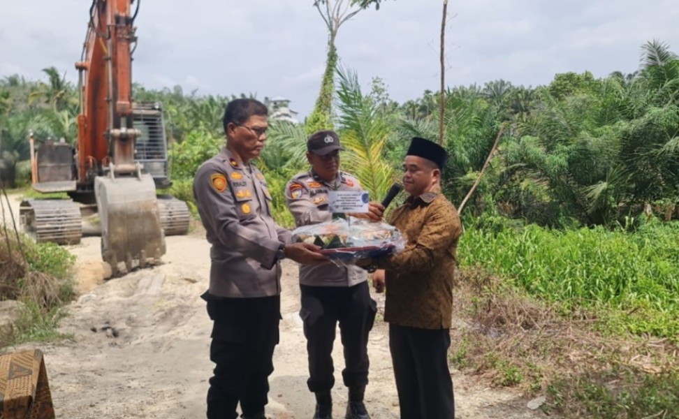 Kompol Rinaldy Situmeang Pimpin Pembangunan Jembatan Presisi Polri di Kampung Melati