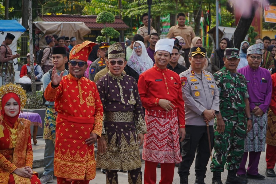 Bupati Zukri dan Wabup Husni Tamrin Resmi Lepas Pawai Budaya HUT Pelalawan ke-26