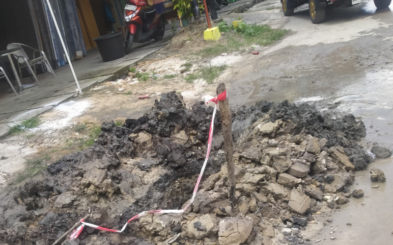 Galian Kabel Optik di Jalan Diponegoro Dumai Tanpa Papan Peringatan, Warga Resah