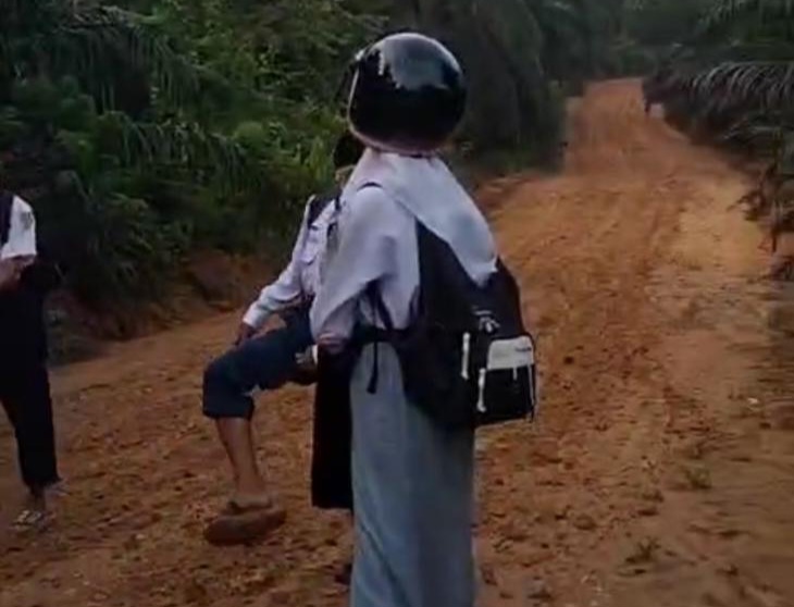 Jalan Desa di Pelalawan Rusak, Anak-Anak Terpaksa Berjuang Demi Sampai Ke Sekolah