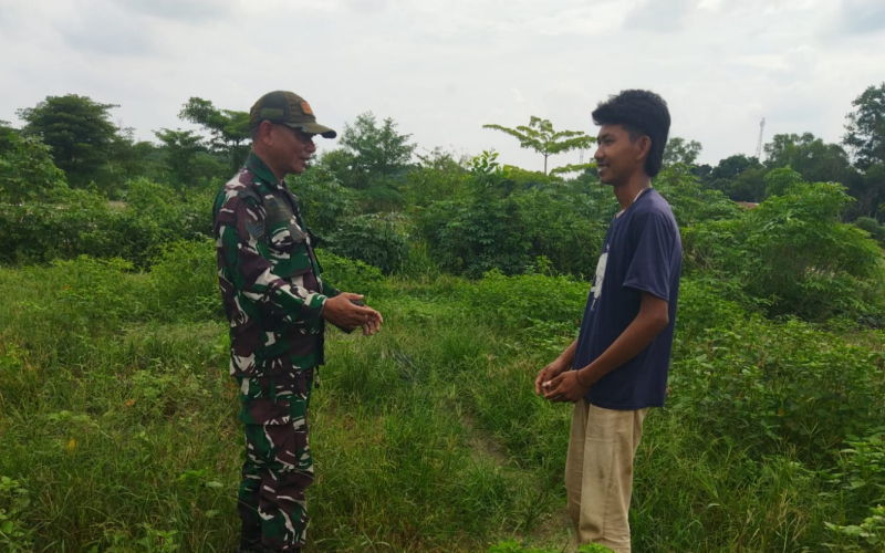 Cegah Karhutla, Babinsa Koramil 01 Dumai Sosialisasi Bahaya dan Sanksi Pembakaran Lahan