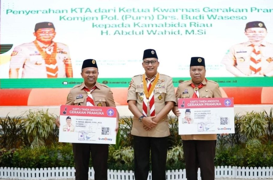 Gubri Abdul Wahid Terima KTA Pramuka dari Ka Kwarnas Budi Waseso