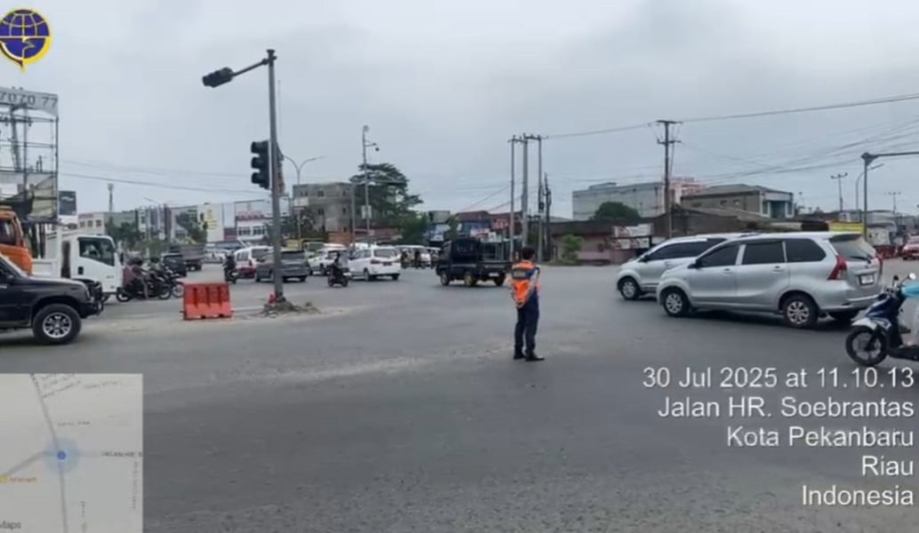 Atur Lalu Lintas Hingga Malam, Dishub Pekanbaru Tempatkan Personel di Simpang Panam