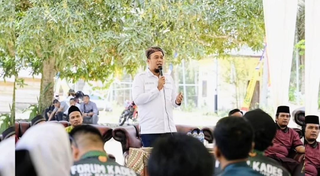Janjikan Listrik PLN, Bupati Inhu Dapat Gelar Adat Talang Mamak