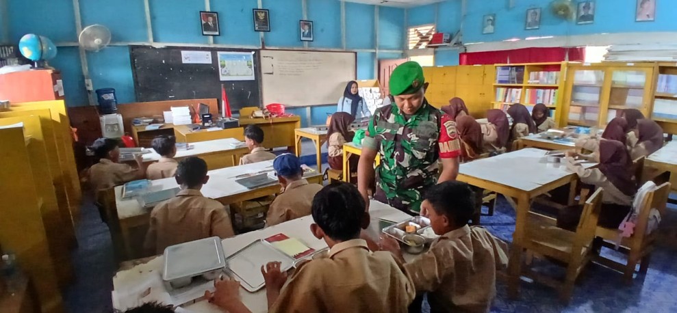Dukung Program Peningkatan Gizi Anak, Babinsa Koramil 06/Kateman  Dampingi Kegiatan Makan Bergizi Gratis di Sekolah
