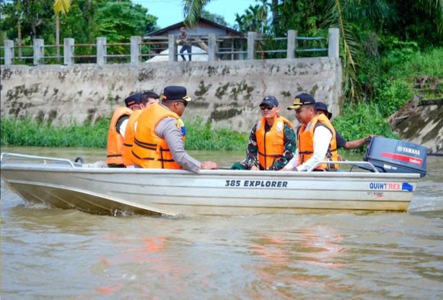 Bupati Kampar Patroli Sungai Pantau Dampak Pembukaan Pintu Air PLTA