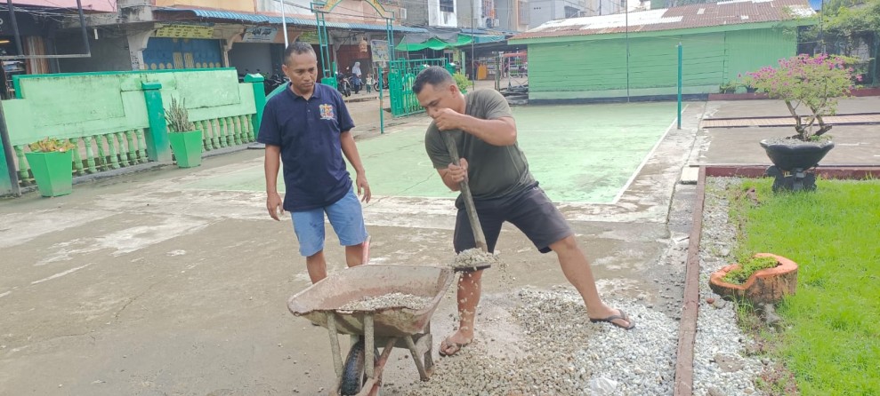 Manfaatkan Hari Libur, Babinsa Koramil 06/Kateman Gelar Gotong Royong Bersihkan Lingkungan Kantor Koramil