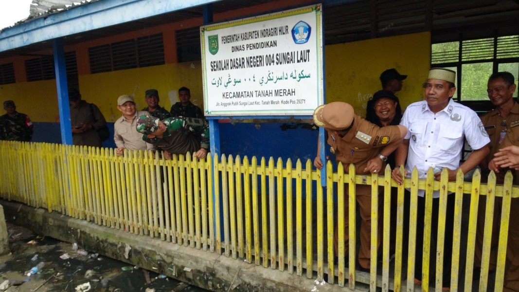 Bupati Herman Tinjau SDN 004 Sungai Laut, Murid Belajar di Ruang Penjaga Sekolah