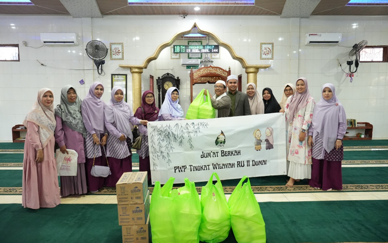 Gelar Jumat Berkah, Istri-istri Pekerja Kilang Pertamina Dumai Berbagi 200 Boks Nasi ke Masyarakat