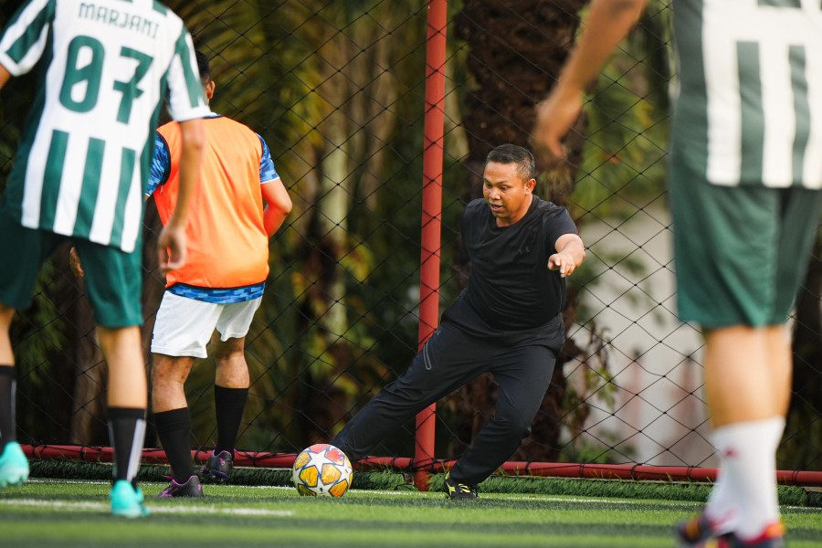 Tak Ada Sekat dengan Rakyat, Wahid Main Mini Soccer Lawan Warga Cerenti