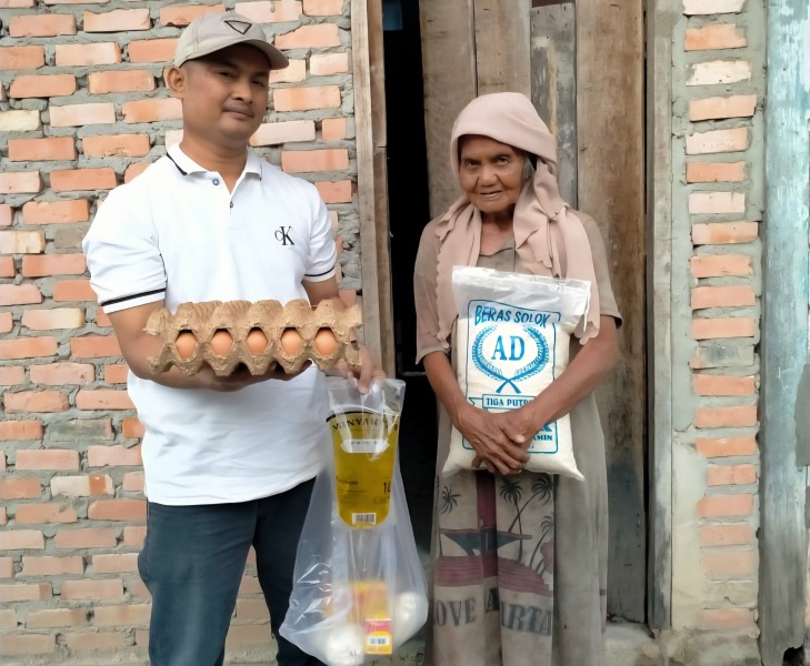 Hati Nurani Bicara, Kapolsek Kampar Ulurkan Tangan! Dapat Info dari Media, Langsung Berbagi dengan Warga Bukit Ranah yang Membutuhkan!