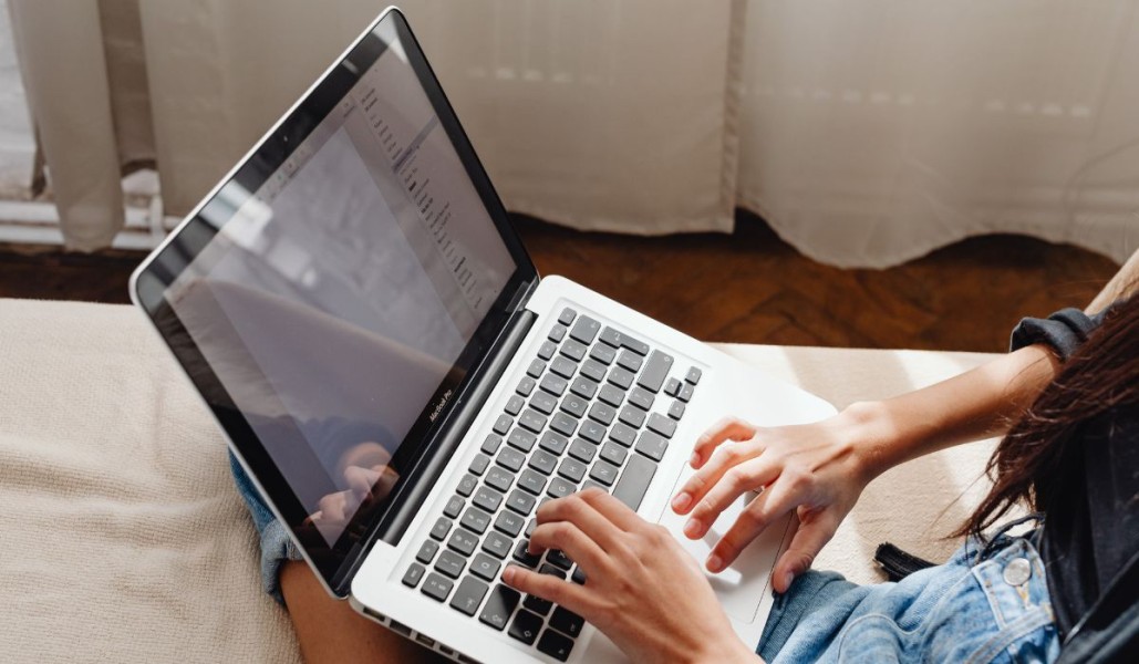 Rekomendasi Merk Laptop Terbaik dan Terawet di Indonesia Tahun 2026