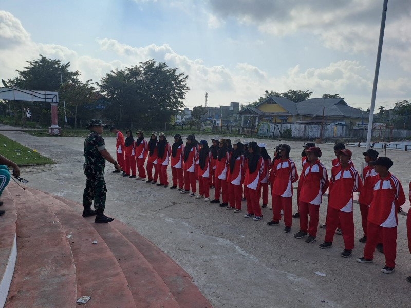 Babinsa Koramil 06/Kateman Latih Calon Paskibraka HUT RI ke-80 kecamatan Kateman