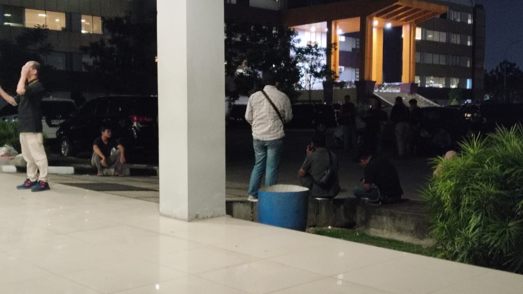 Simpang Siur OTT Dinas PUPR Riau , Wartawan Menunggu Konferensi Pers di Mapolda Riau