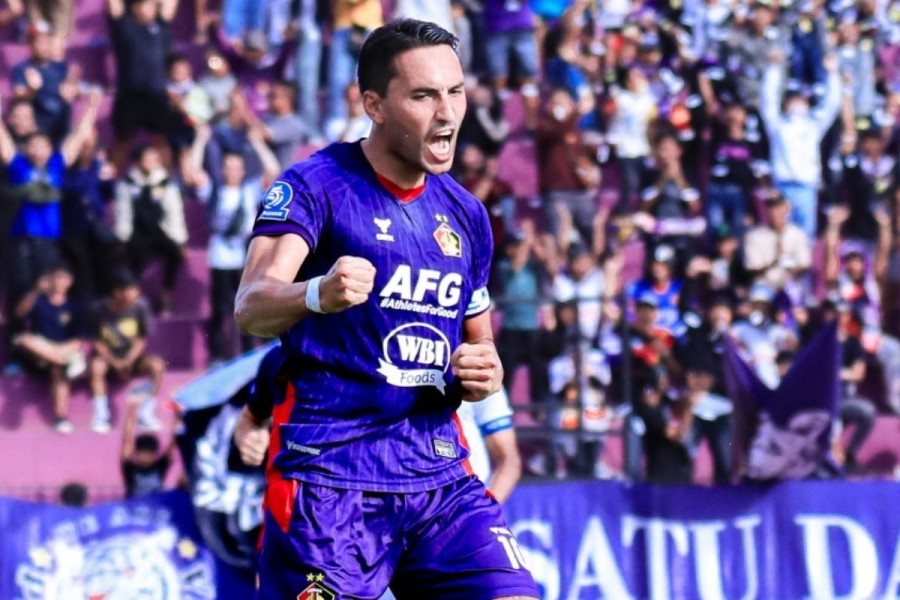 Bicara di Media Resmi Ajax, Ezra Walian Bangga Jadi Bagian Timnas Indonesia