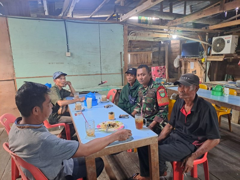 Babinsa Koptu Deri Perdana Pererat Silaturahmi Lewat Pengawasan SDM di Desa Penjuru