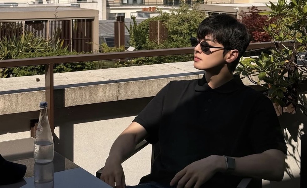 Cha Eun Woo Tetap Gelar Pameran Foto Meski Sedang Wamil