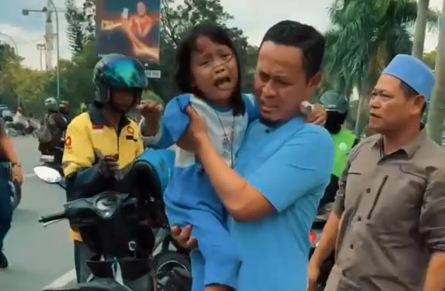 Tersentuh! Walikota Pekanbaru Bantu Nenek dan Cucu Korban Kecelakaan
