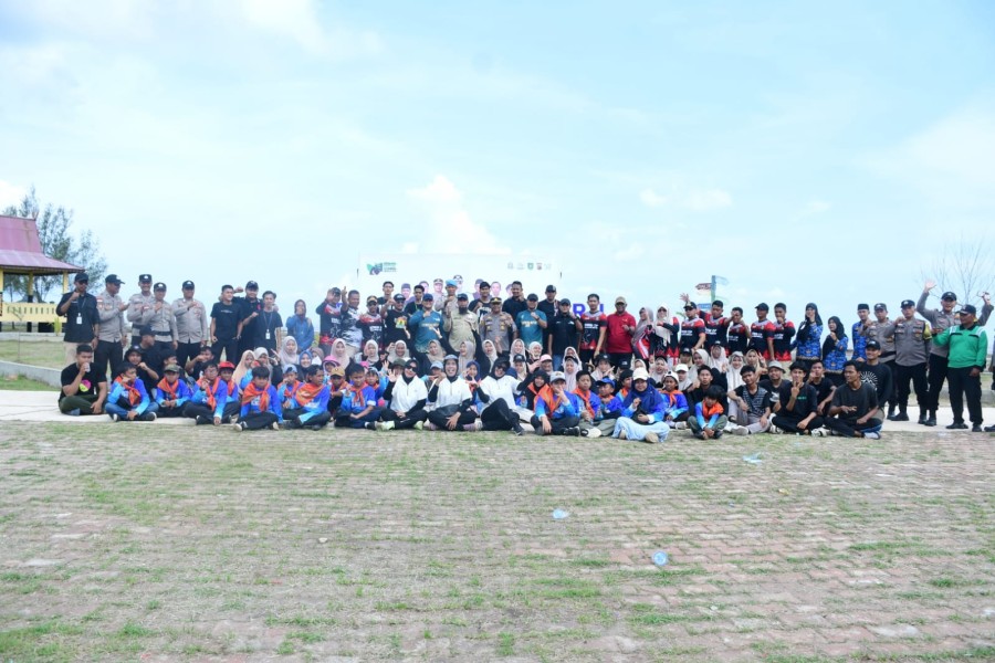 Ratusan Warga Kompak Bersihkan Pantai Selat Baru