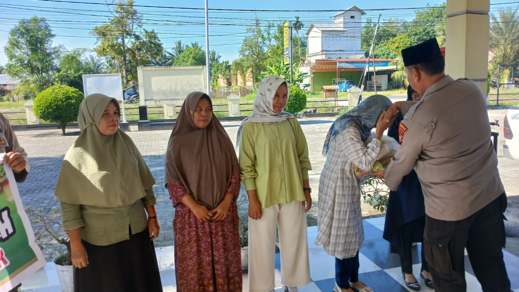 Jumat Berkah di Polsek Kampar: Kapolsek Berbagi Rezeki, Sentuh Hati PHL dengan Bantuan Sembako, Wujud Kepedulian Polri!