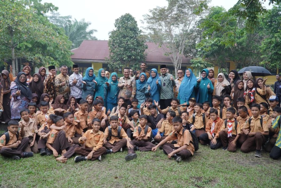 Bupati H. Bistamam Tinjau Rumah Ibadah, Jalan, dan Sekolah di Tanah Putih Tanjung Melawan