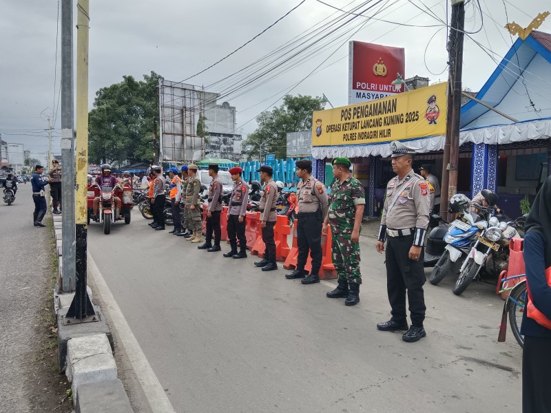 Personel Kodim 0314/Inhil Bersama Tim Gabungan Atur Lalu Lintas di Operasi Ketupat Lancang Kuning 2025