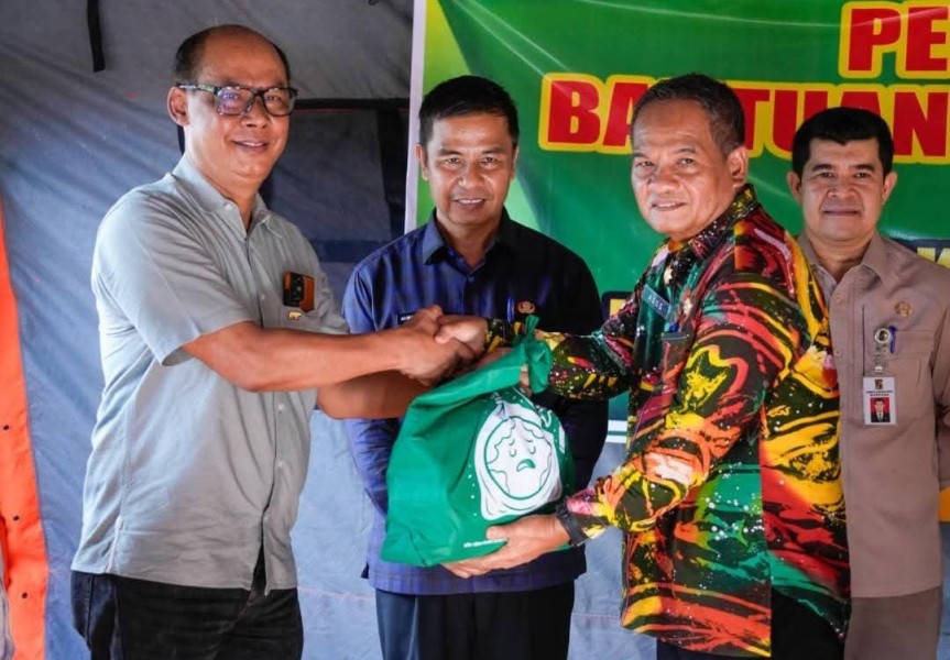 Bupati Kampar dan GAPKI Riau Salurkan Bantuan Siaga Bencana di Kampung Godang